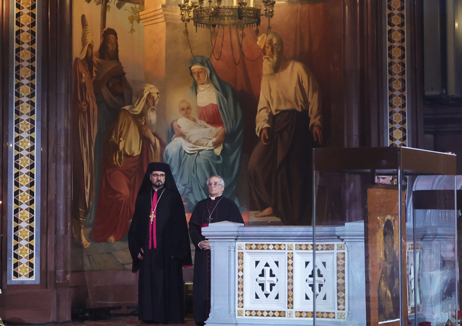 Папский нунций (посол Ватикана) в РФ Джованни д’Аньелло на праздничном пасхальном богослужении в храме Христа Спасителя в Москве