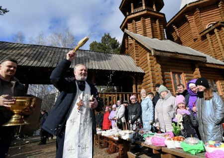Куличи, яйца и богослужения: как встречали Пасху в России