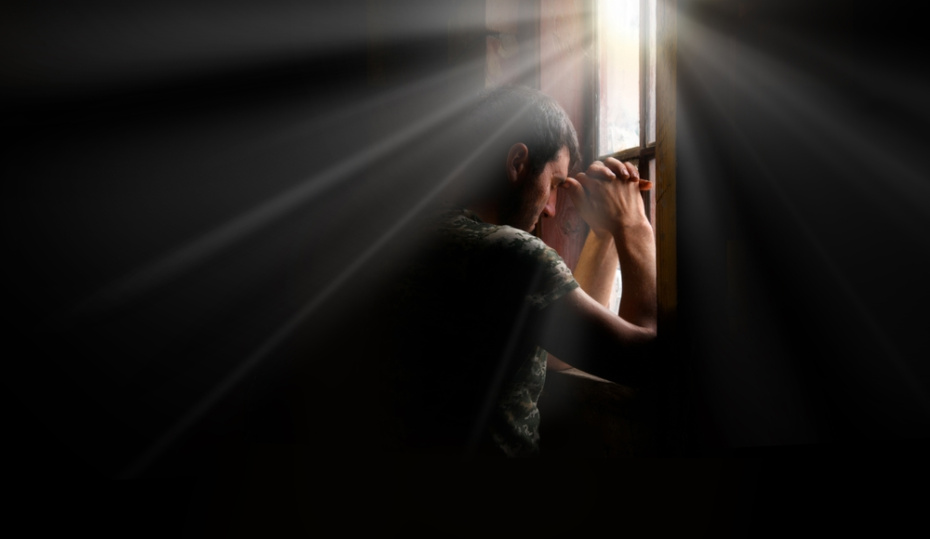 Нужно ли креститься и кланяться при домашней молитве