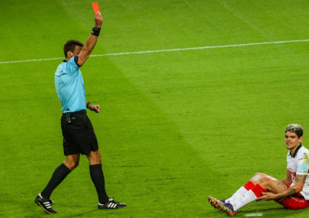 «Зачем дал красную?»: Пономарев осудил удаление футболиста «Зенита»