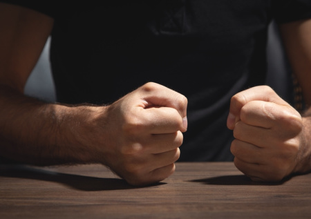 Учитель повалил школьника на пол после оскорблений