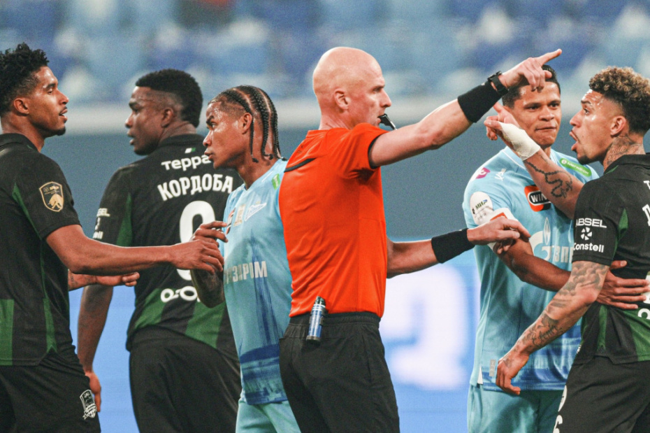 Кевин Ленини («Краснодар»), Вильмар Барриос («Зенит»), главный судья Сергей Карасев и Дуглас Аугусто («Краснодар») в матче 24-го тура РПЛ в Санкт-Петербурге