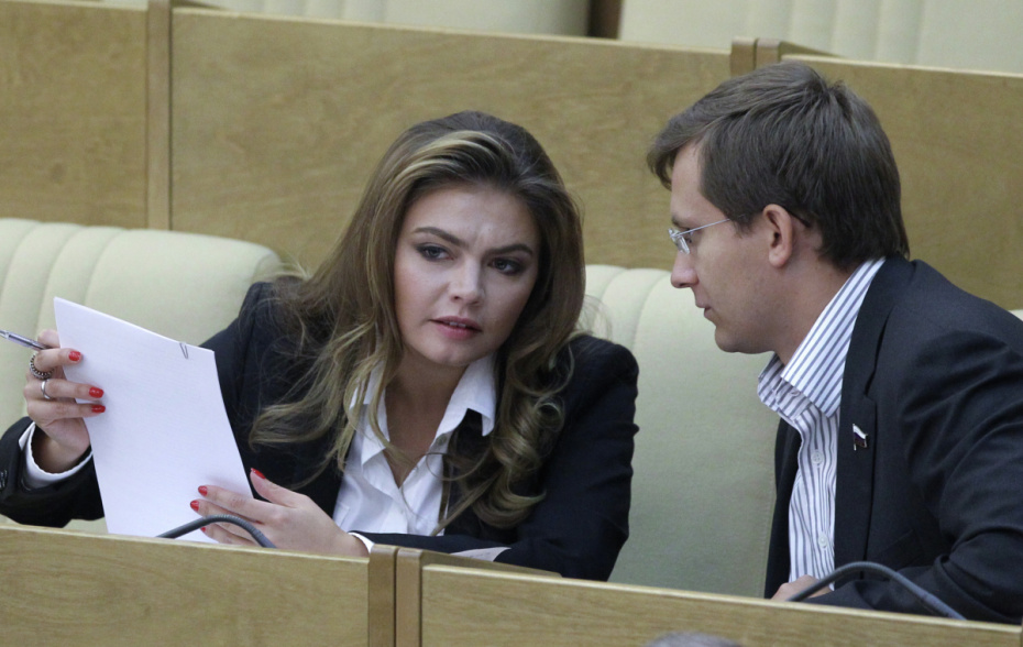 Алина Кабаева и председатель комитета Государственной думы РФ по делам молодежи Павел Тараканов на заседании нижней палаты российского парламента, 2011 год