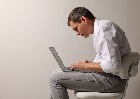 Названы неочевидные последствия неправильной осанки для организма