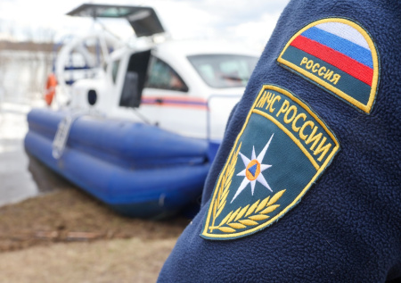 Пешеходный мост обрушился в воду в российском регионе