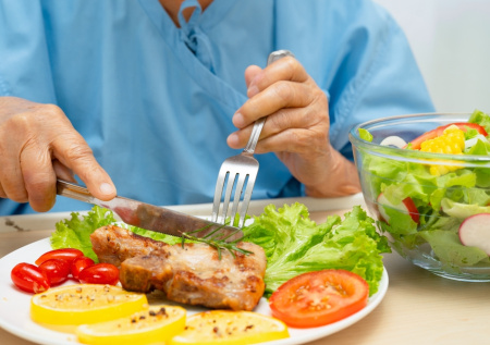 Диетолог раскрыла, чем лучше всего кормить мужа