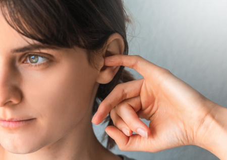 Врач рассказал, какие серьезные болезни проявляются зудом в ушах