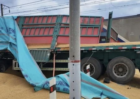 Грузовик столкнулся с поездом в Амурской области