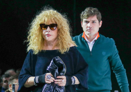 Пугачева восхитила фанатов праздничным снимком в мини-юбке