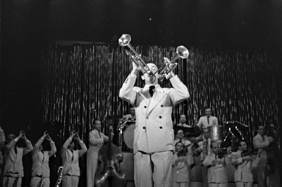 Выступление Государственного джаз-оркестра Белорусской ССР под управлением заслуженного артиста БССР Эдди Рознера. Уникальный номер игры на двух трубах одновременно исполняет Эдди Рознер. Москва, 1940 год