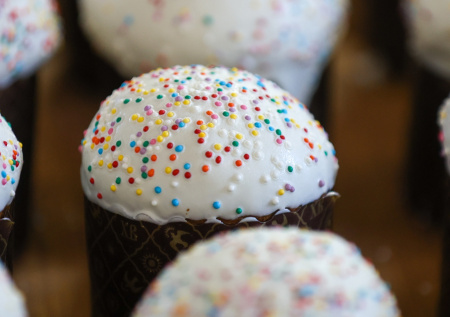 Россиянка забила кальян на куличе