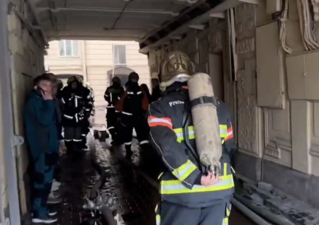 Площадь пожара в здании XIX века в центре Петербурга выросла в шесть раз