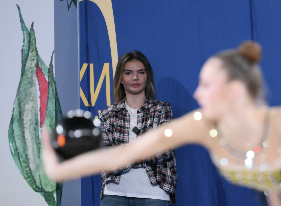 Алина Кабаева следит за выступлением участниц на международных соревнованиях по художественной гимнастике «Кубок сильнейших» в Москве