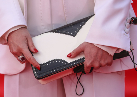 Стилист перечислила лучшие аксессуары для женщин всех возрастов