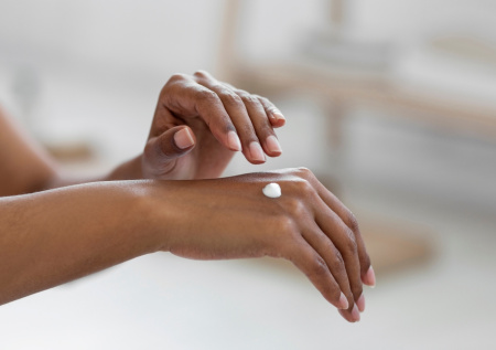 Кожа африканской студентки стала светлее после корейского крема