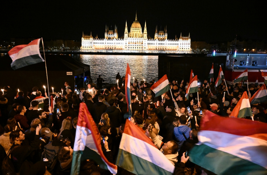 Сторонники победившей на парламентских выборах в Венгрии оппозиционной партии «Тиса» (Tisza) празднуют победу на митинге в Будапеште