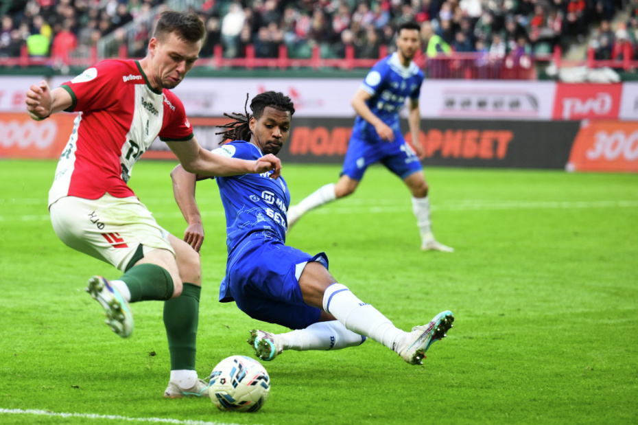 Александр Сильянов («Локомотив») и Мехди Мубарик («Динамо» Мх) в матче 24-го тура РПЛ в Москве