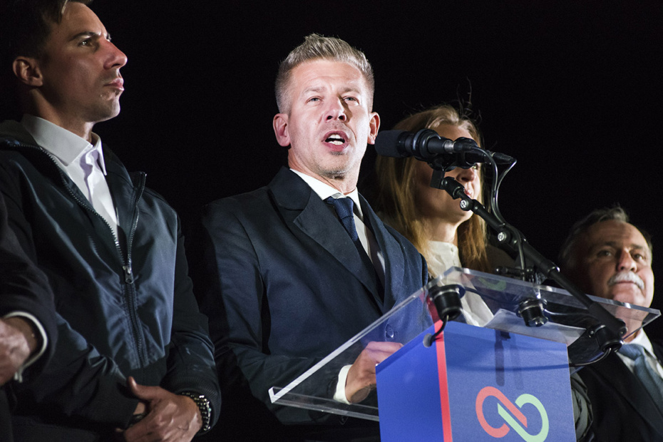 Петер Мадьяр произносит речь перед толпой сторонников