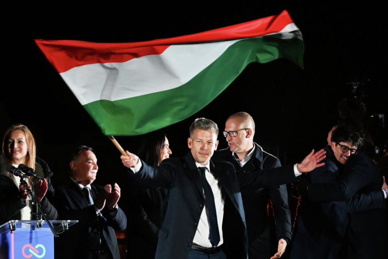 Петер Мадьяр (в центре) на митинге в Будапеште