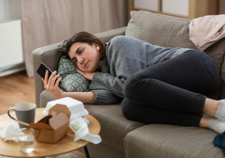 Психолог объяснила, стоит ли человеку в депрессии читать новости