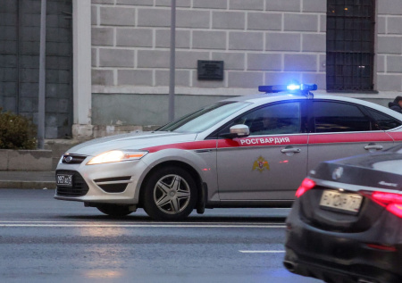 Пьяный россиянин на детской площадке «гонял демонов» топором