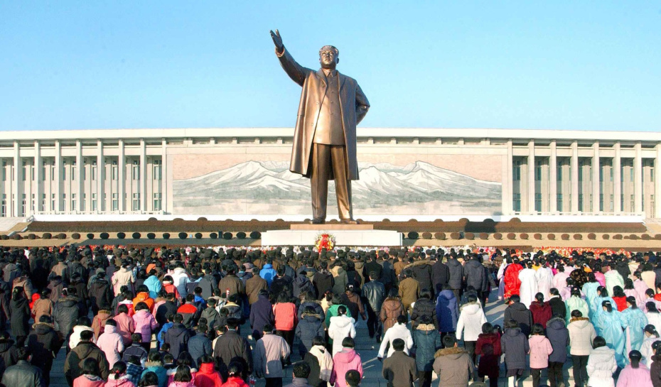 15 апреля 1912 года родился основатель КНДР Ким Ир Сен. Люди, возлагающие цветы к статуе Ким Ир Сена