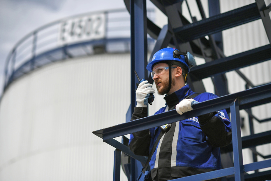 Работник Московского нефтеперерабатывающего завода (МНПЗ) «Газпром нефть» в Капотне