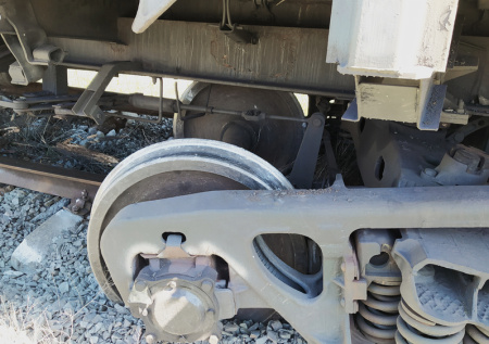 Ночной поезд рухнул с рельсов в российском регионе