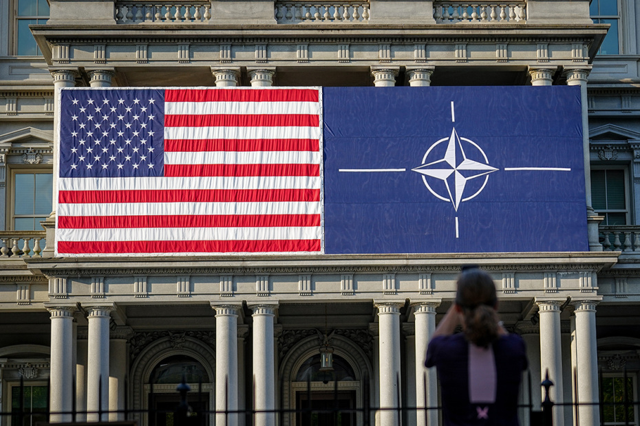 Флаги США и НАТО на здании исполнительного офиса Эйзенхауэра в Вашингтоне