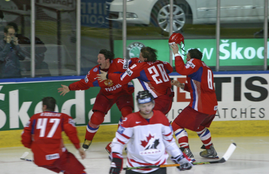 Российский хоккеист Илья Ковальчук (в центре) после победного гола в матче чемпионата мира 2008 года между сборными Канады и России