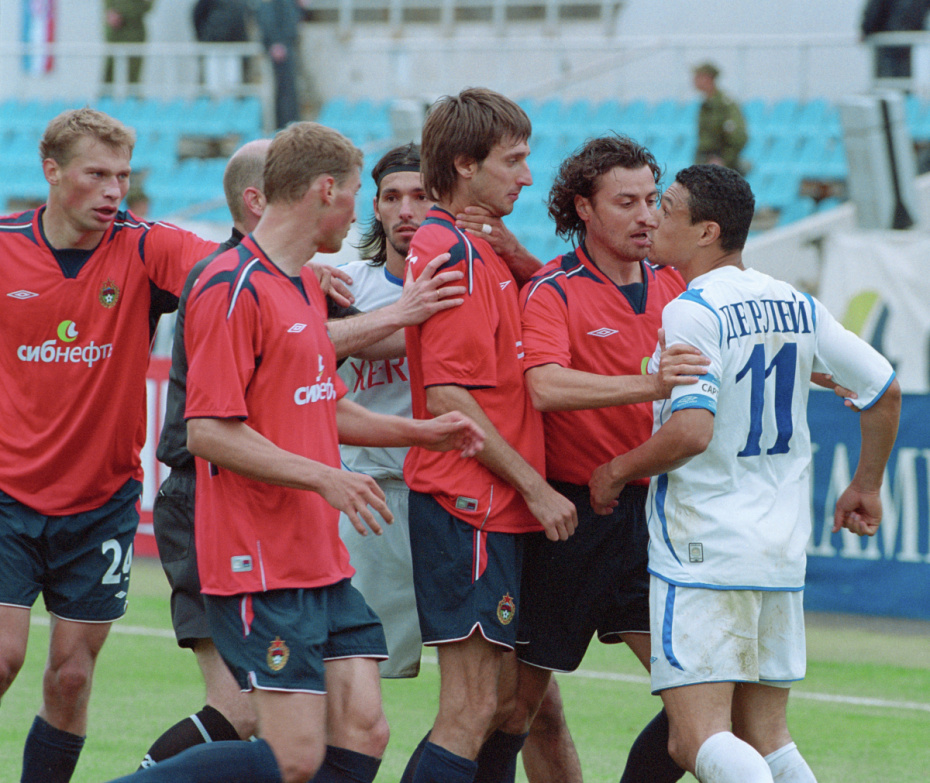 Динамовец Дерлей (Вандерлей Фернандес да Силва) (справа) в матче чемпионата России по футболу ЦСКА (Москва) — «Динамо» (Москва)