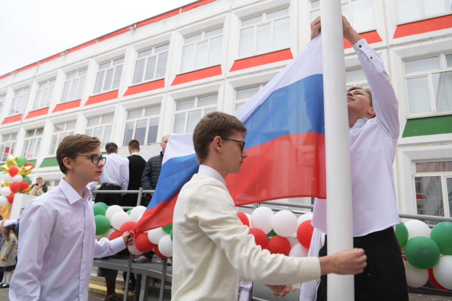 Учащиеся во время церемонии поднятия государственного флага России на торжественной линейке в День знаний в Москве