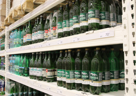 Уролог предупредил, чем опасно злоупотребление минералкой