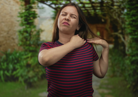 Врач объяснила, почему у женщин появляется «вдовий горб»