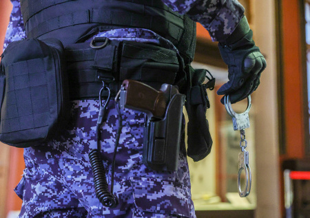 Мужчина с ружьем напал на букмекерскую контору