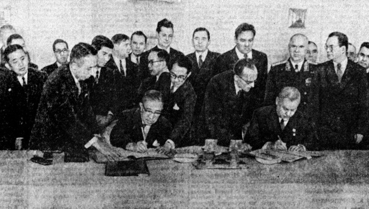 Председатель Совета министров СССР Николай Александрович Булганин и премьер-министр Японии Итиро Хатояма во время подписания совместной декларации СССР и Японии. Кремль, 19 октября 1956 года. Репродукция