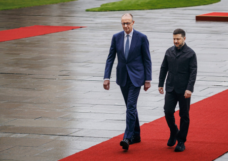 «Как нелепо»: Зеленский встретился с Мерцем и шокировал всех своей обувью