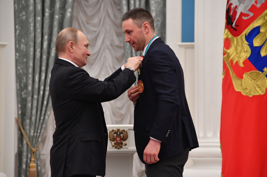 Президент России Владимир Путин вручает Орден Дружбы хоккеисту, чемпиону зимних Олимпийских игр 2018 года в Пхёнчхане Илье Ковальчуку