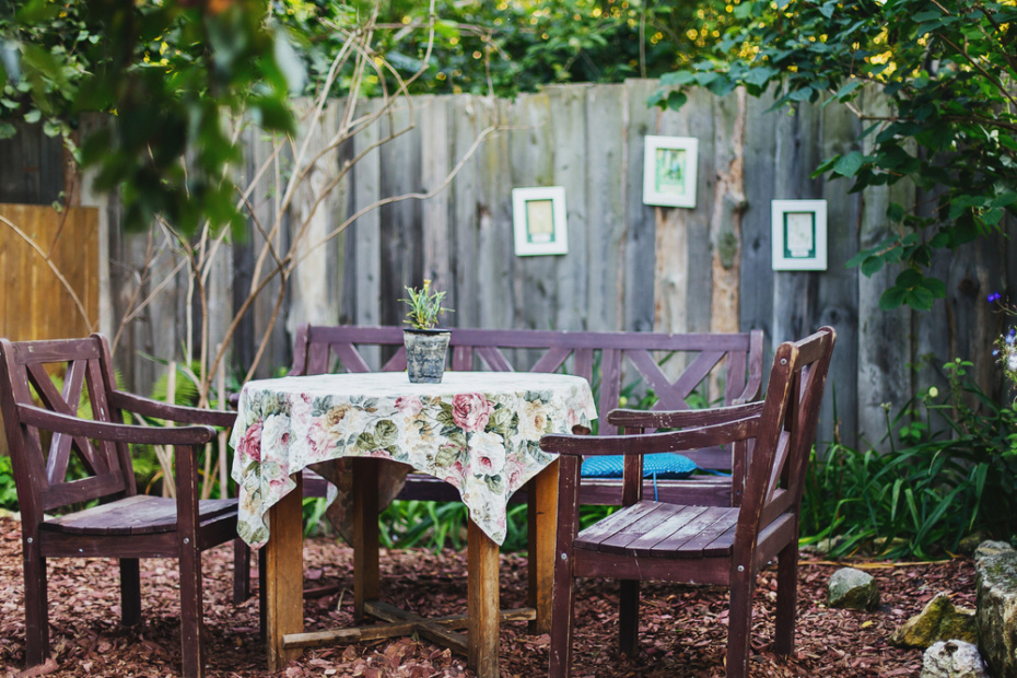 Ремонт деревянной садовой мебели и заборов после зимы: 5 шагов к обновлению