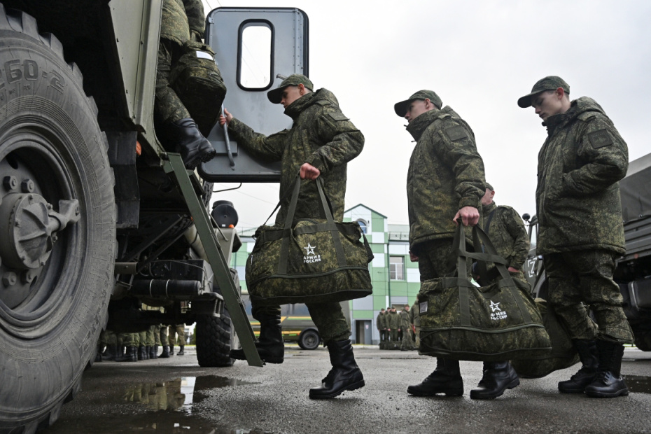 Отправка новобранцев со сборного пункта в войска в рамках весенней призывной кампании