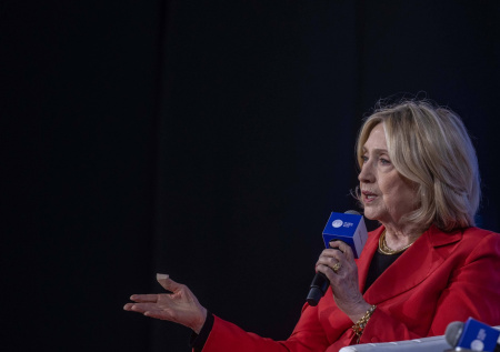 Клинтон заявила о безумии Трампа