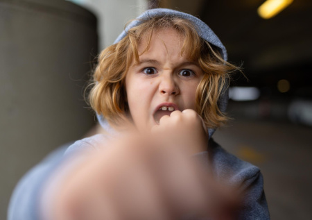 Психолог назвала причины жестокости подростков