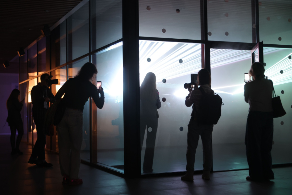 Во время открытия выставки современного искусства «Вместе».