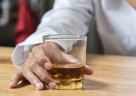 Врач напомнил об опасности сочетания алкоголя с газировкой