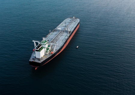 Капитан рассказал об обстановке на застрявшем в Персидском заливе танкере