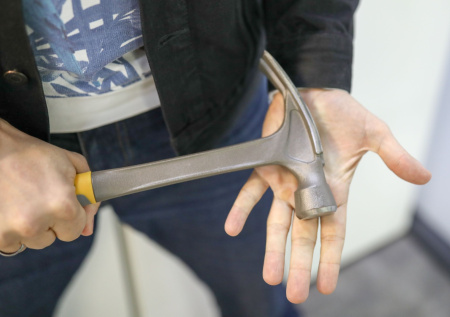 В Кузбассе местный житель разгромил дом соседки молотком