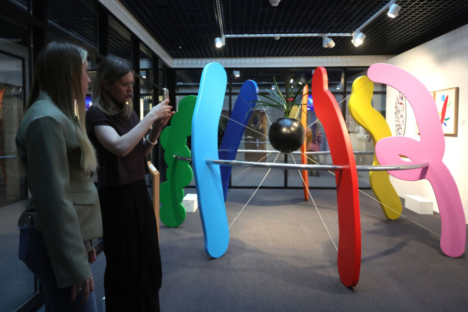 Во время открытия выставки современного искусства «Вместе».