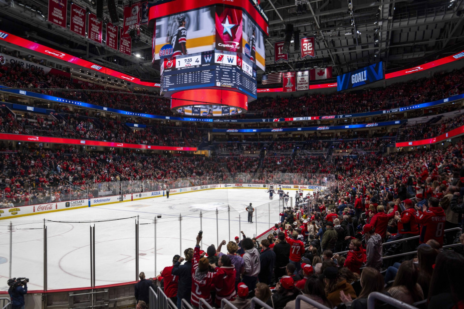 Болельщики хоккея ликуют после гола команды Washington Capitals