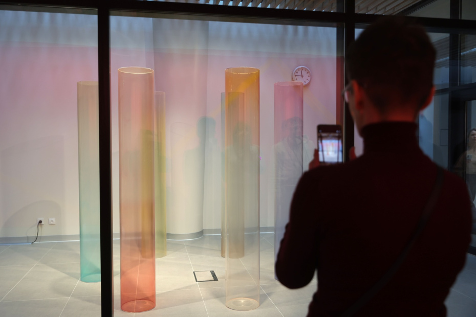 Во время открытия выставки современного искусства «Вместе».