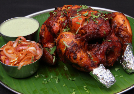 К полумерам не привык — если жарить курицу на гриле, то целиком. Вот мой секрет ароматного и сочного мяса